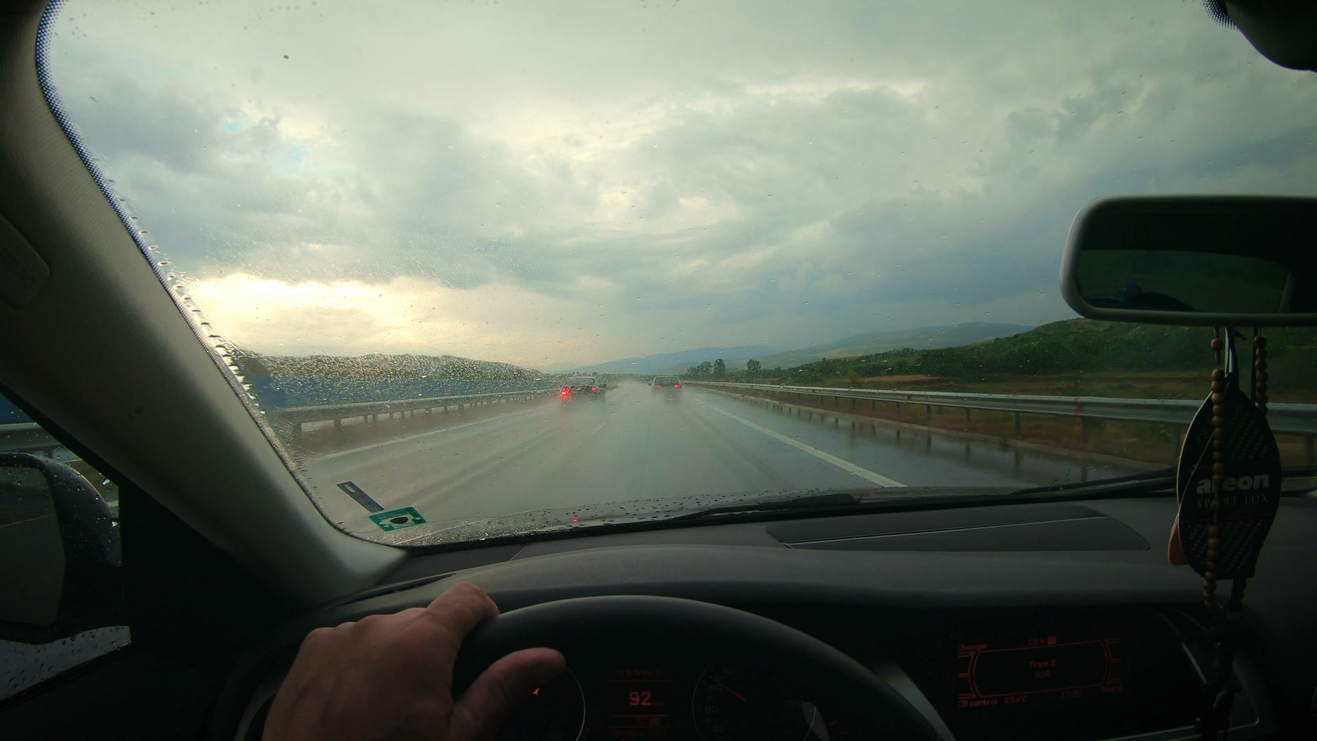 第一个视角是在高速公路上驾驶汽车汽车挡风玻璃视频的预览图
