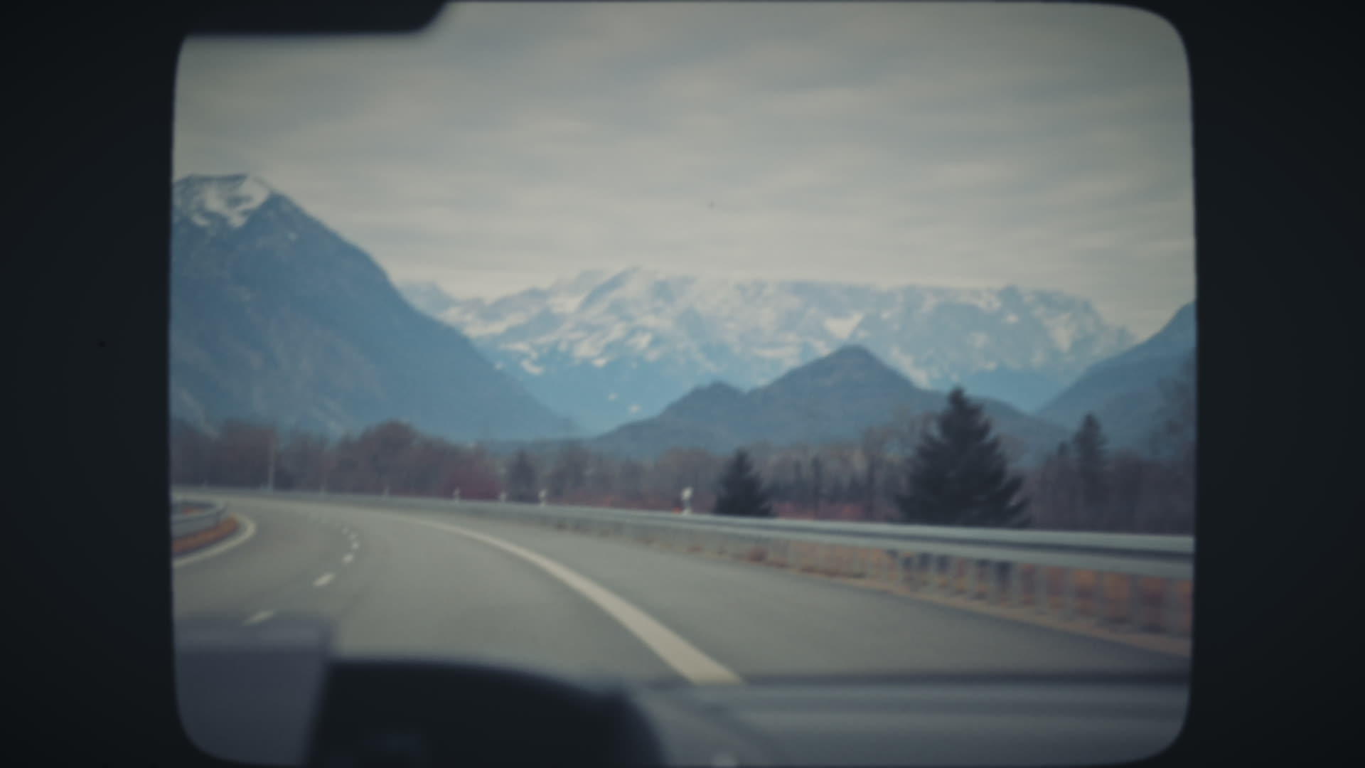 开车穿越雪地山脉视频的预览图
