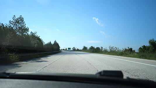 第一个视角是在高速公路上驾驶格雷西到雅典娜视频的预览图