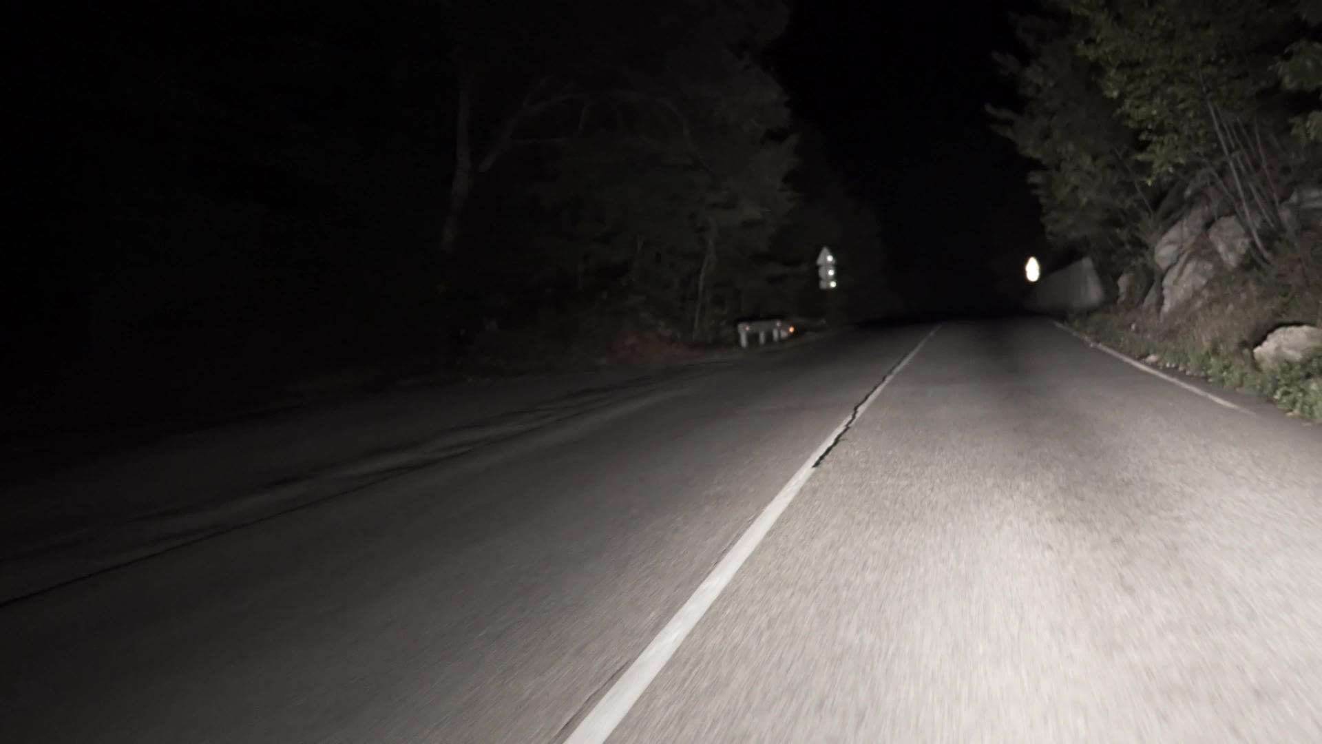 夜间高速公路的第一个视角是在分离区驾驶汽车视频的预览图