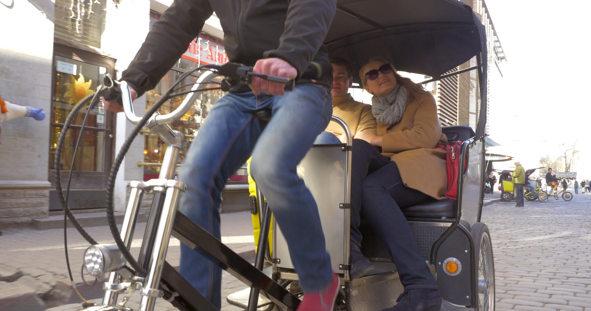 骑自行车、出租车和互相交谈的夫妇视频的预览图
