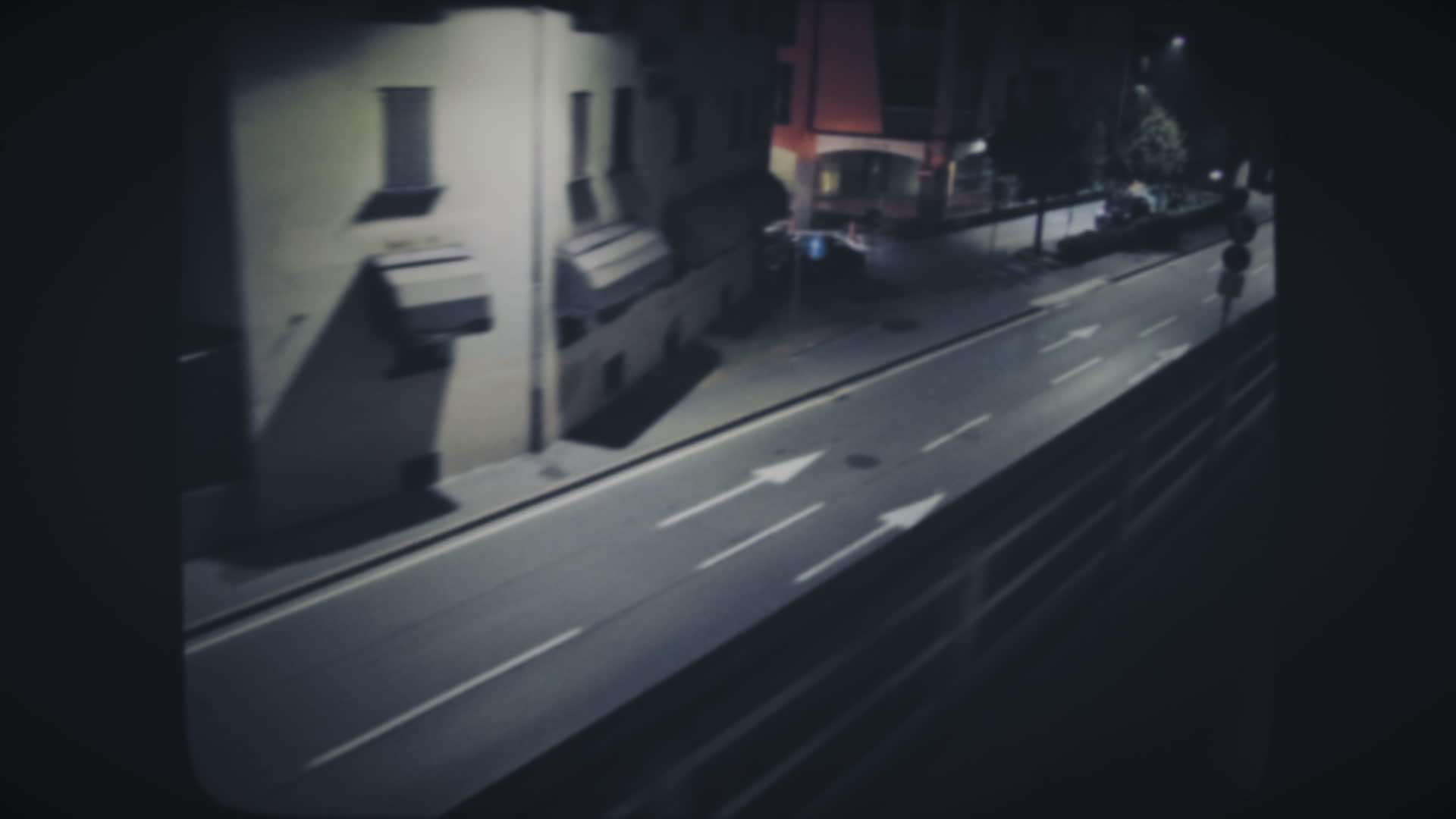 晚上在城市里坐火车视频的预览图