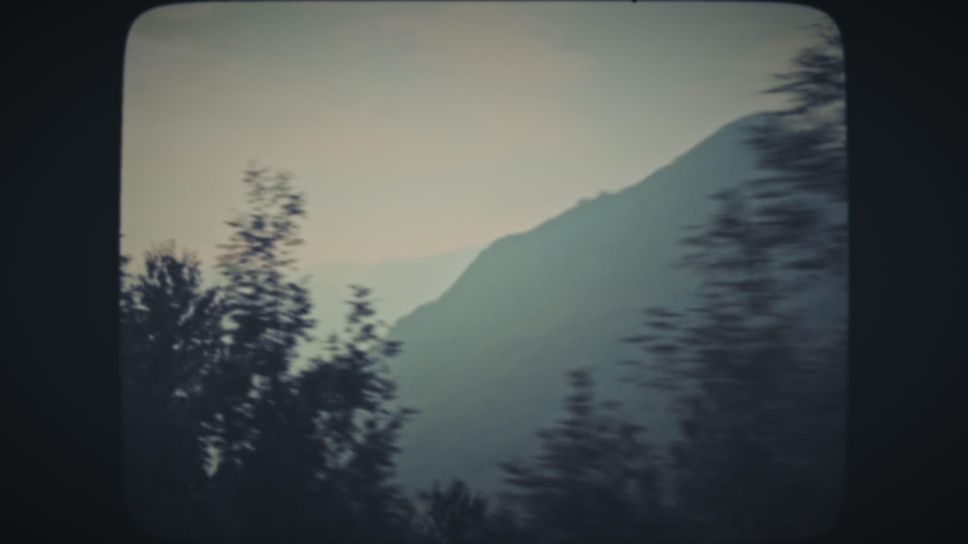 乘坐高山风景的汽车旅行视频的预览图