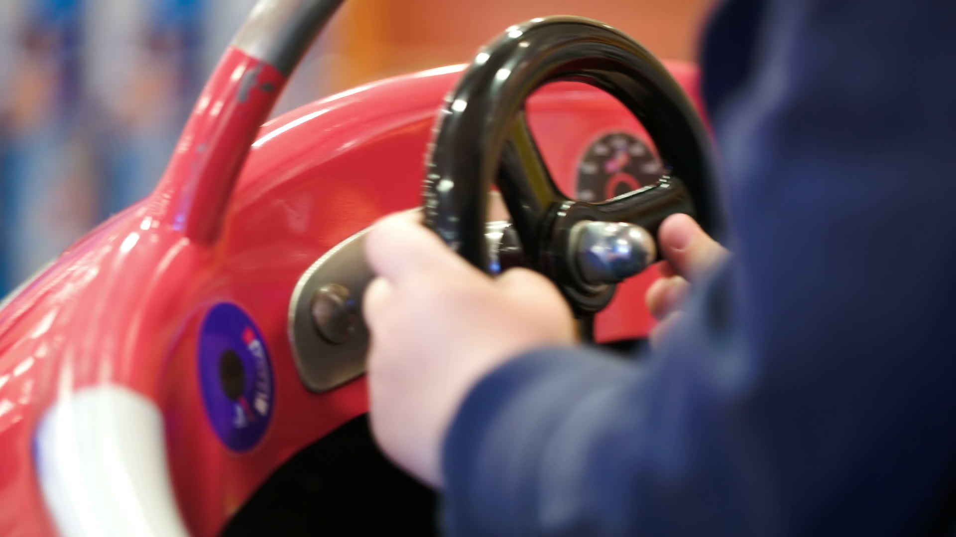 儿童驾驶玩具车的车轮视频的预览图