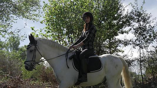 年轻女子骑白马视频的预览图