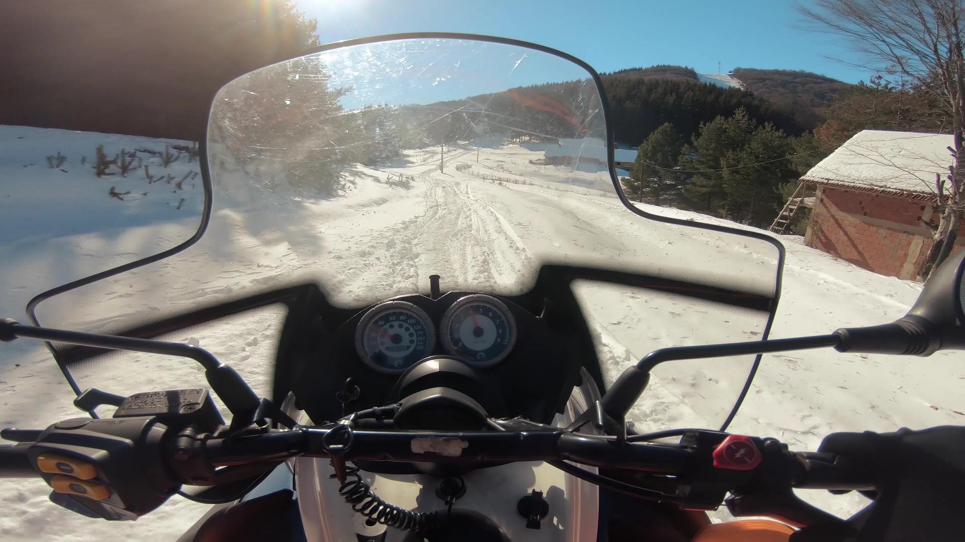 在远离文明的冬季森林道路上行走的第一个视角是雪地运动车视频的预览图
