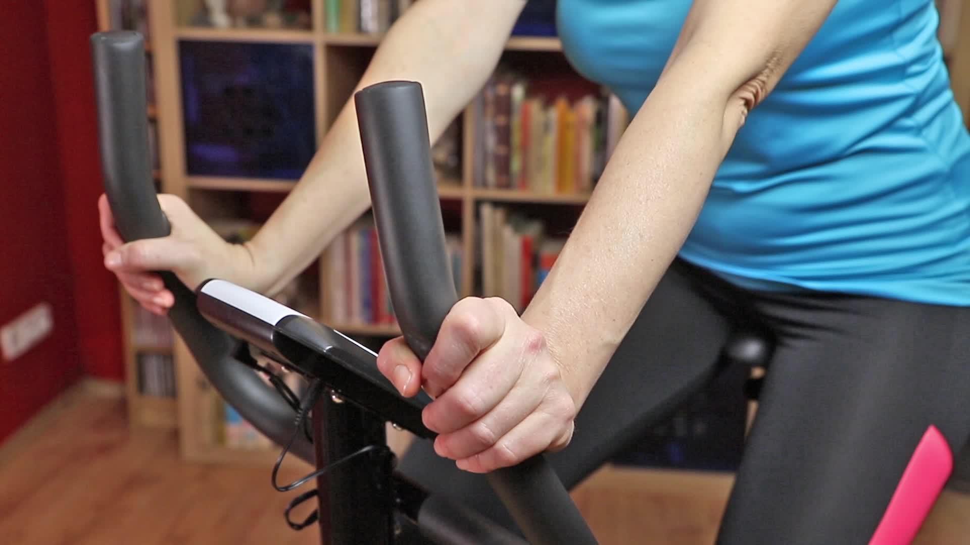 骑自行车的训练者视频的预览图