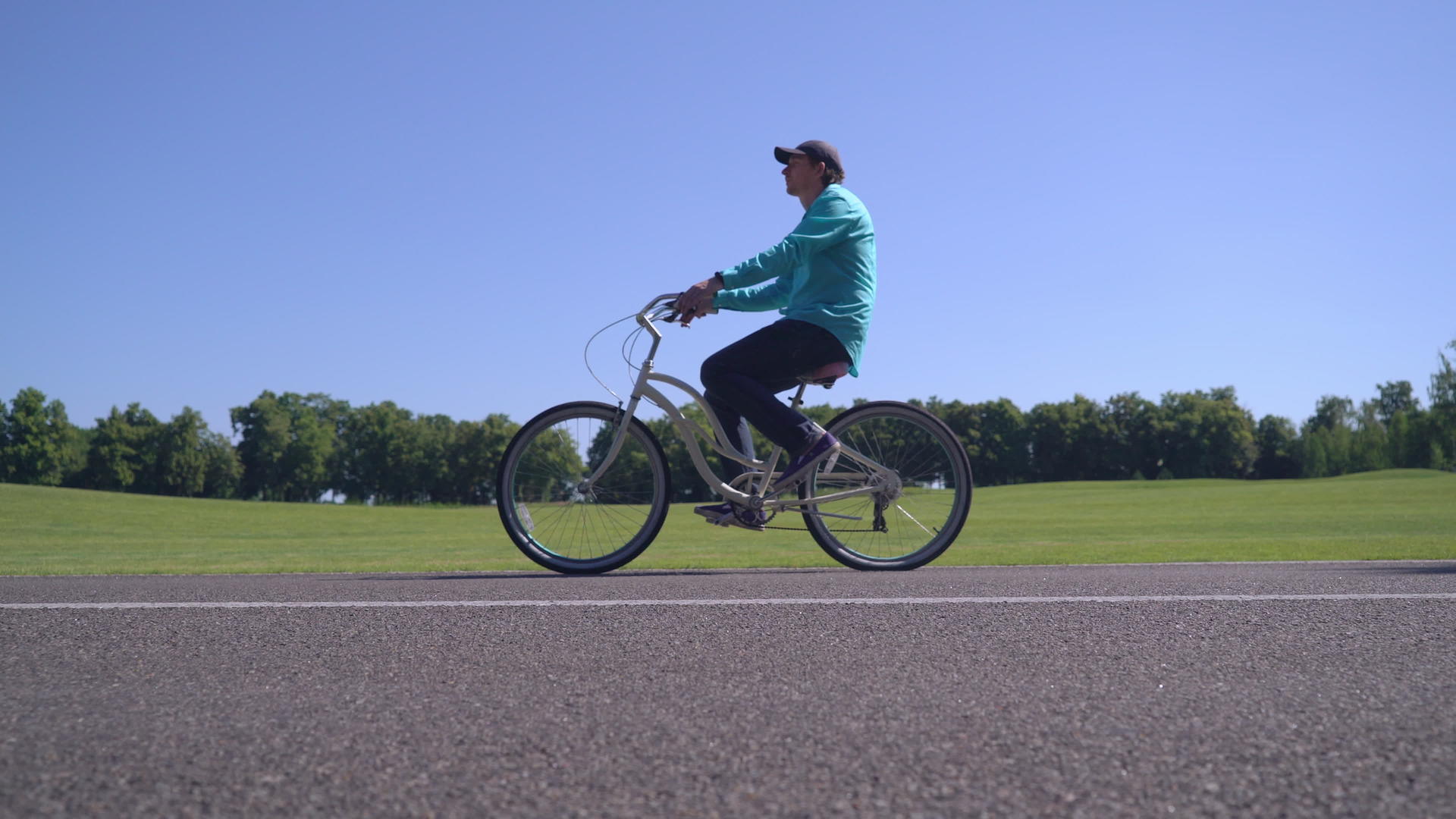 在公园里骑自行车的人视频的预览图