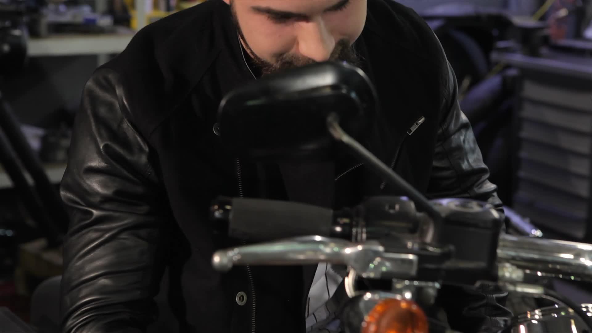 男骑自行车的人擦摩托车仪表板视频的预览图