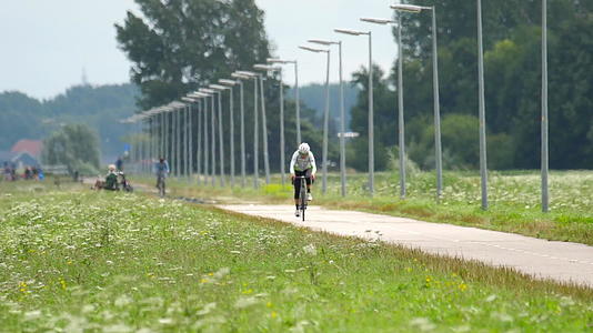在波尔德班跑道附近的自行车道上训练骑自行车的人视频的预览图