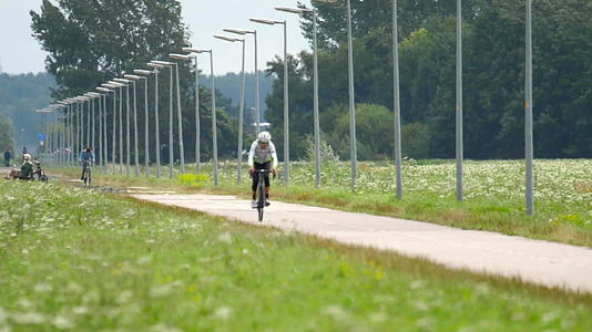 在波尔德班跑道附近的自行车道上训练骑自行车的人视频的预览图