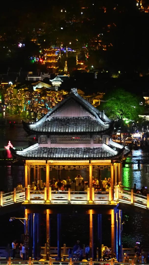 湖南省历史文化名城4A级旅游景区凤凰古城沱江夜景素材视频的预览图