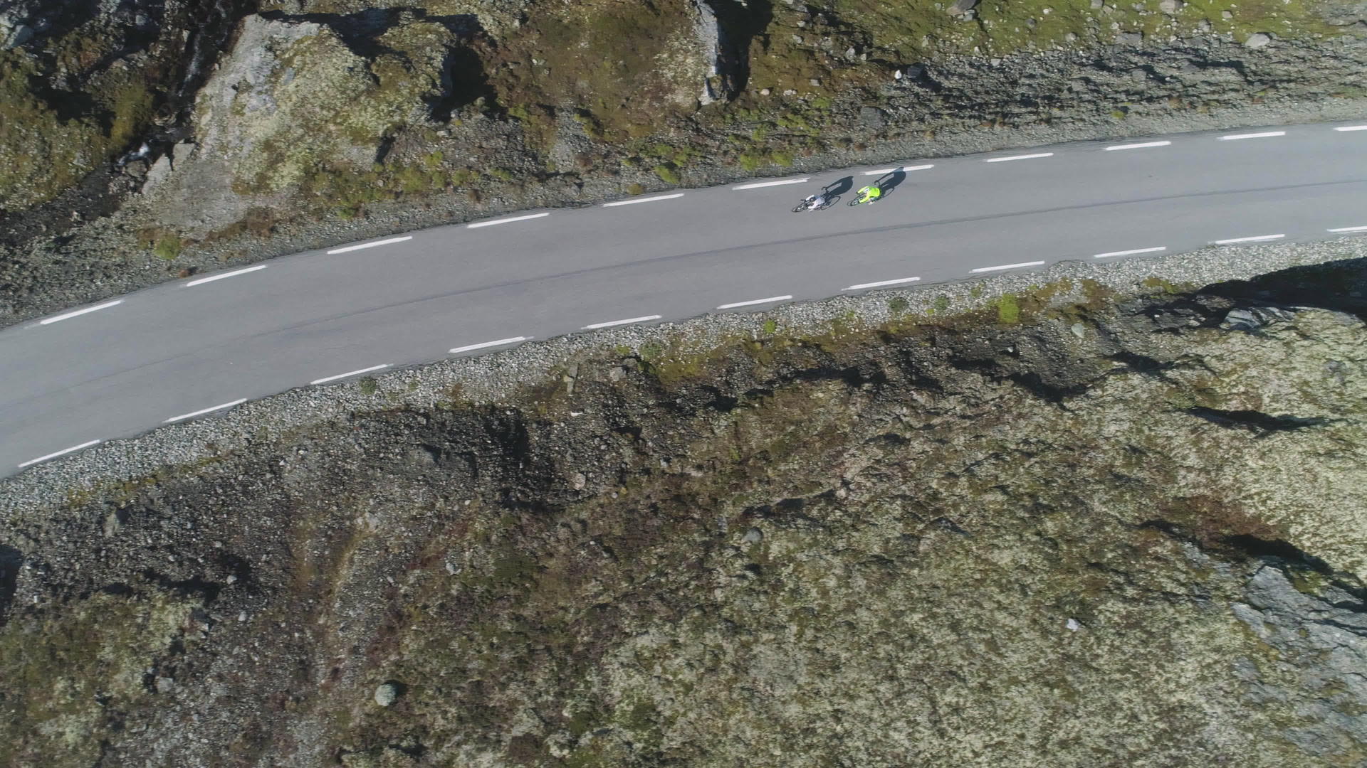 在阳光明媚的夏天自行车手戴着头盔在挪威的山路上比赛视频的预览图