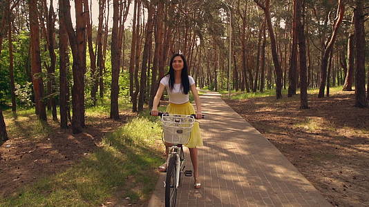 成年妇女在户外自行车上骑自行车视频的预览图