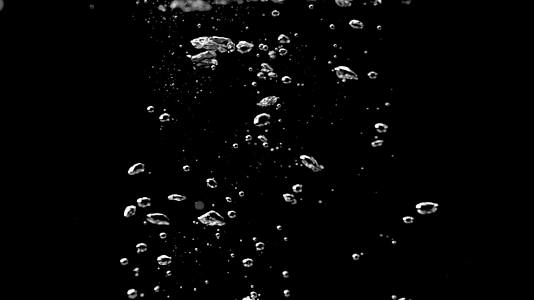 在水流运动的背景中喷洒黑色骰子视频的预览图