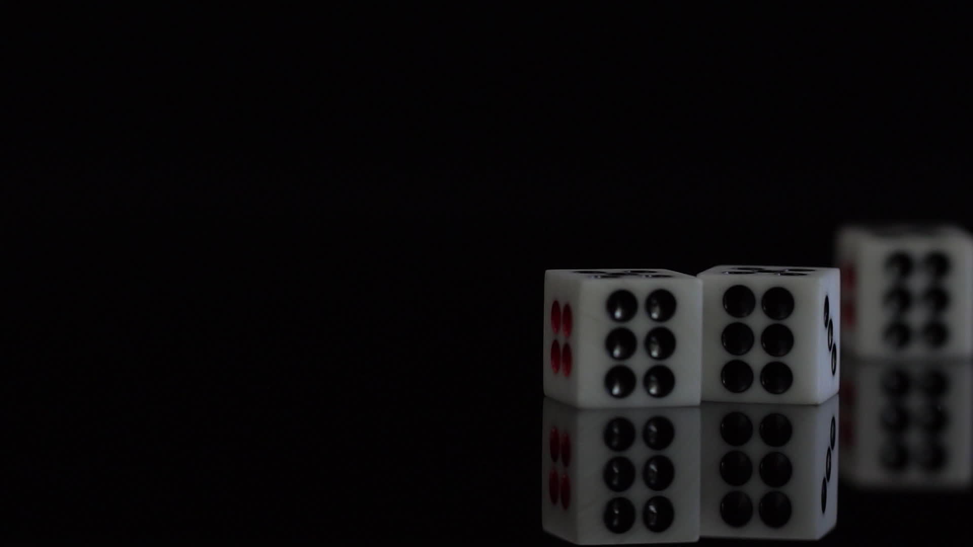 黑色背景的骰子慢慢掉了下来视频的预览图