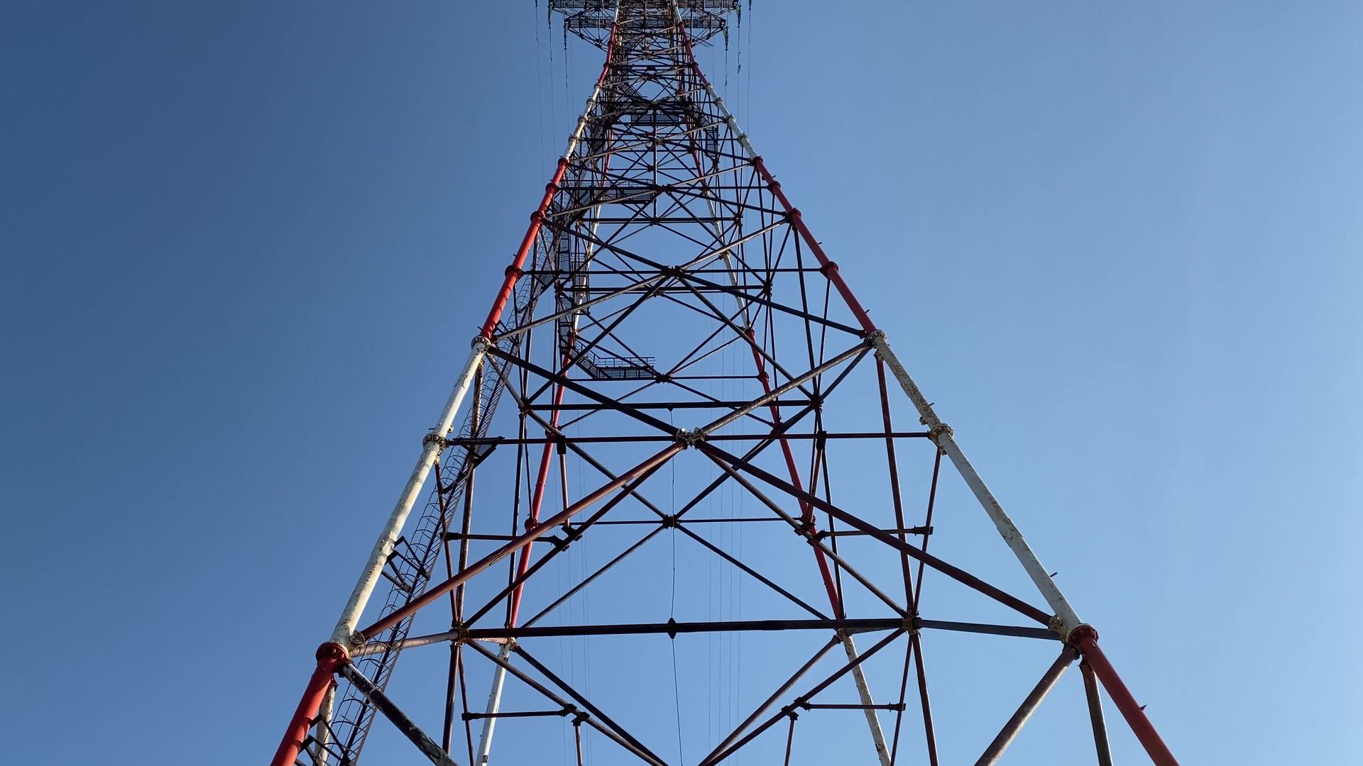 高压塔面向蓝天视频的预览图