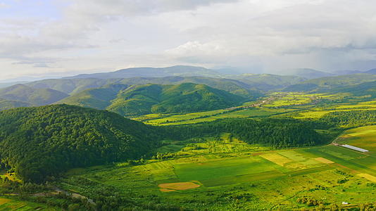 喀尔巴阡山脉绿地的空中视图视频的预览图