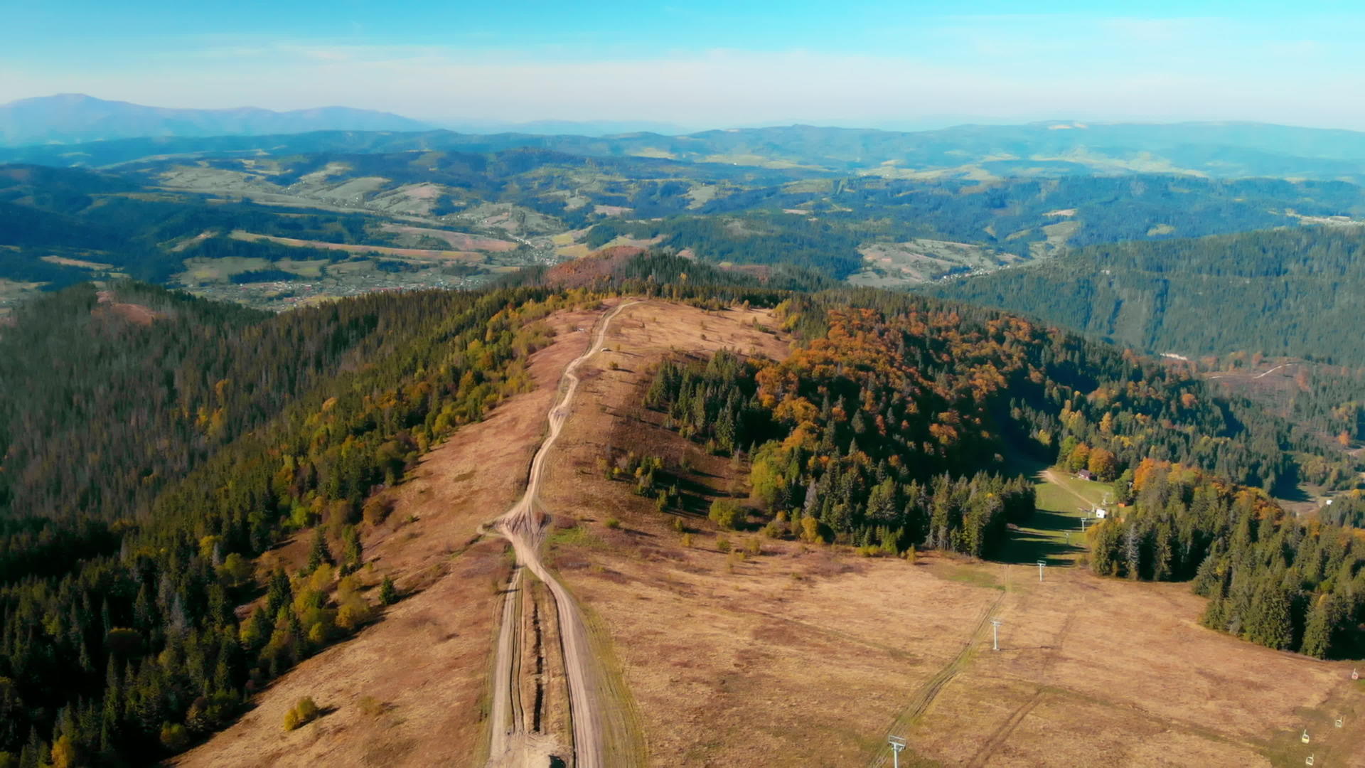无人驾驶飞机飞越高地公路视频的预览图