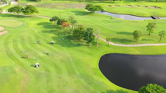 高尔夫球场球场的风景和日出hangkokthailand视频的预览图
