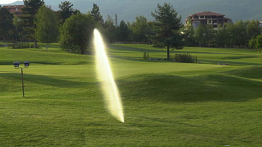 高尔夫球场提供自动喷雾灭火器视频的预览图