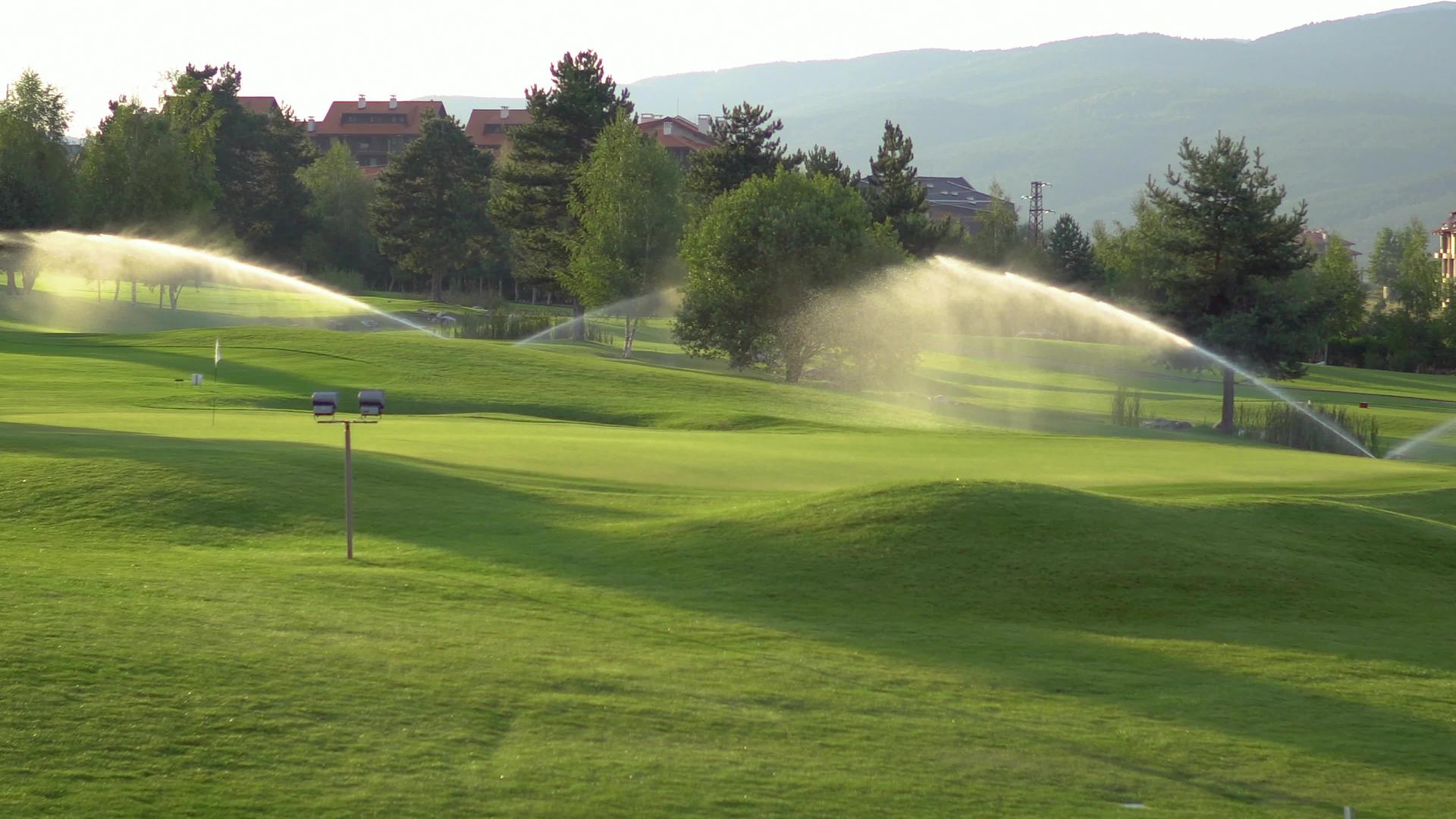 在高尔夫球场自动浇灌草地视频的预览图