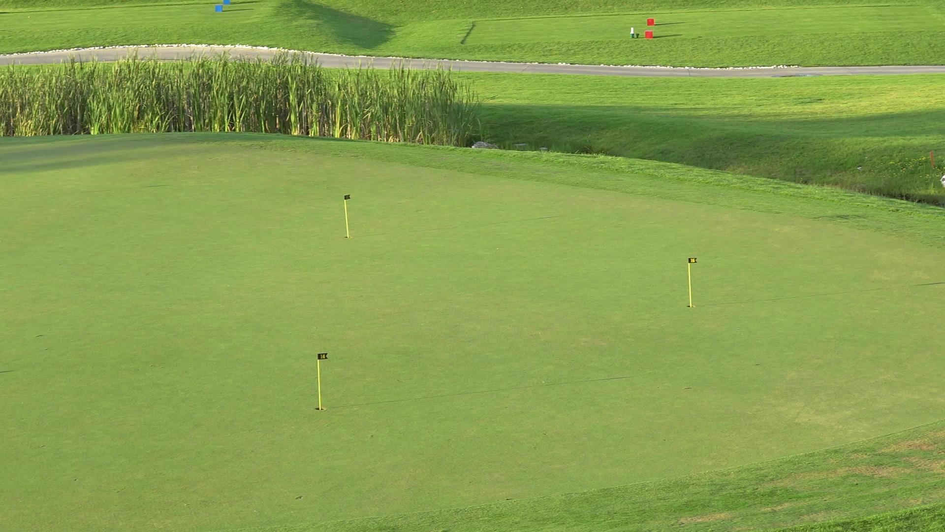 一个度假胜地的空高尔夫球场视频的预览图