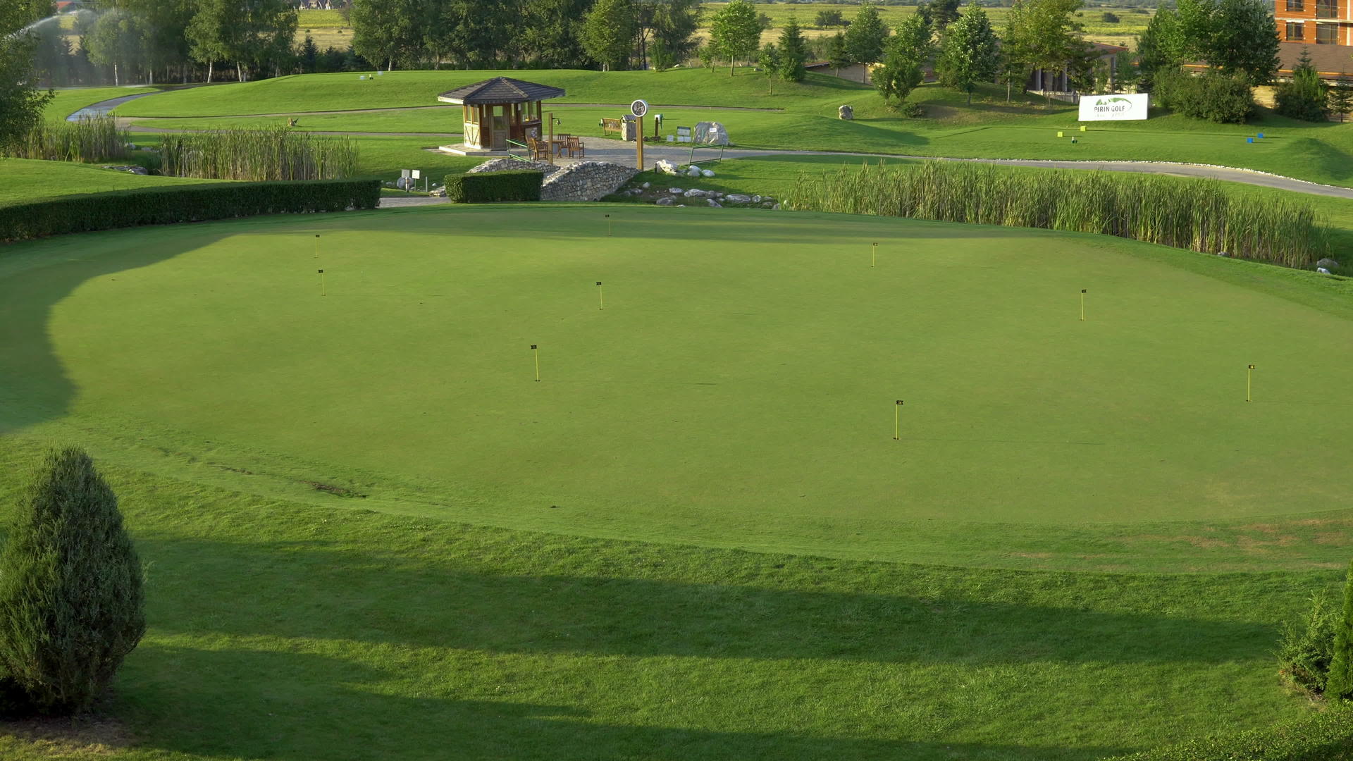 惊人的奢侈品和度假村空高尔夫球场视频的预览图