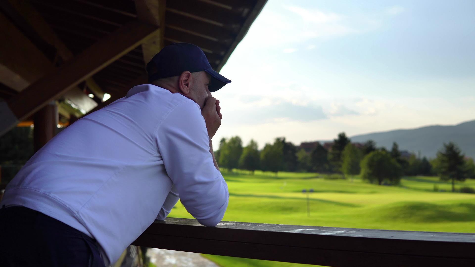 站在高尔夫球场上看着沮丧和失望的高尔夫球手视频的预览图