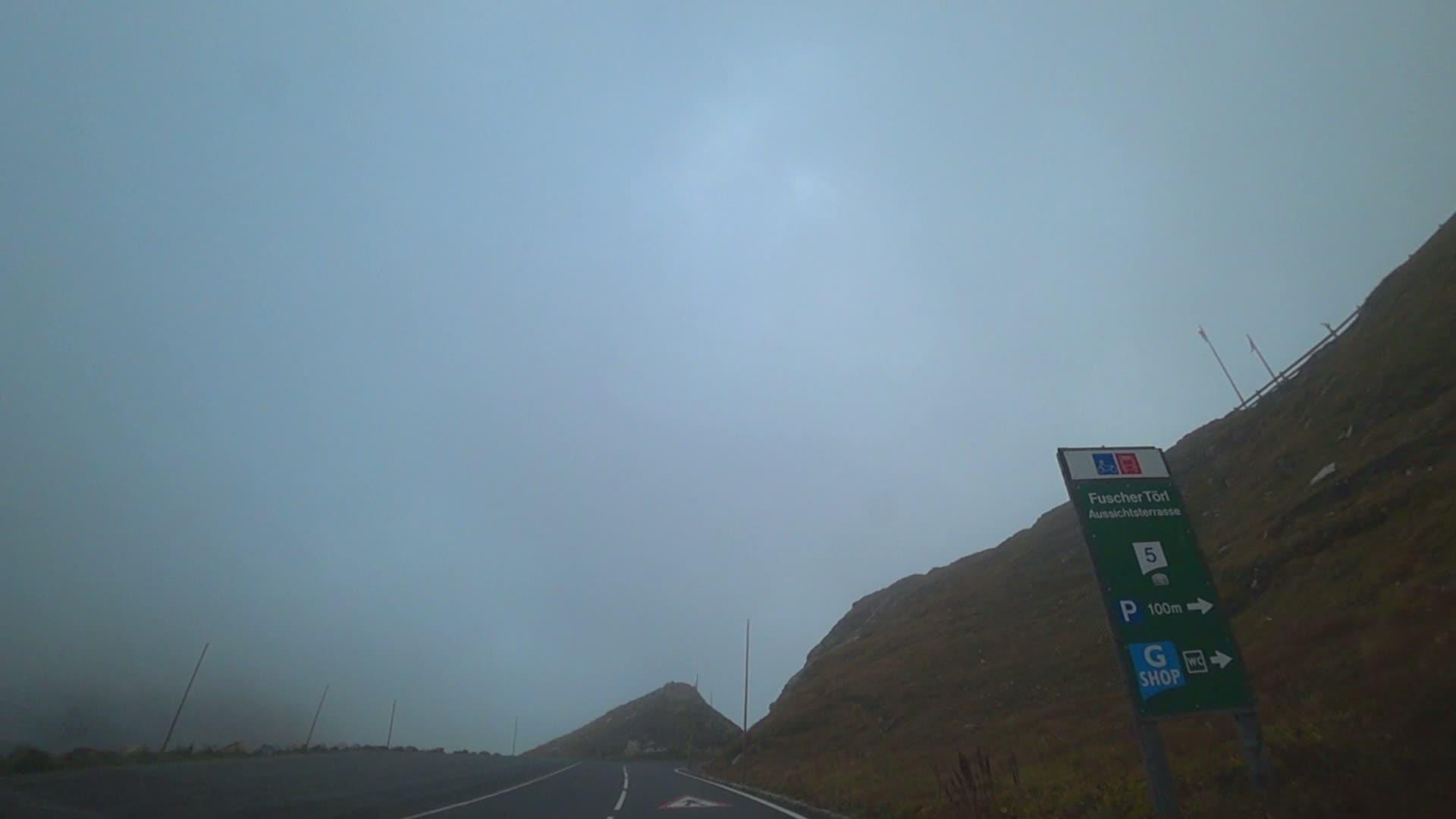 在奥斯特里亚的雾中在山上高高地驾车视频的预览图