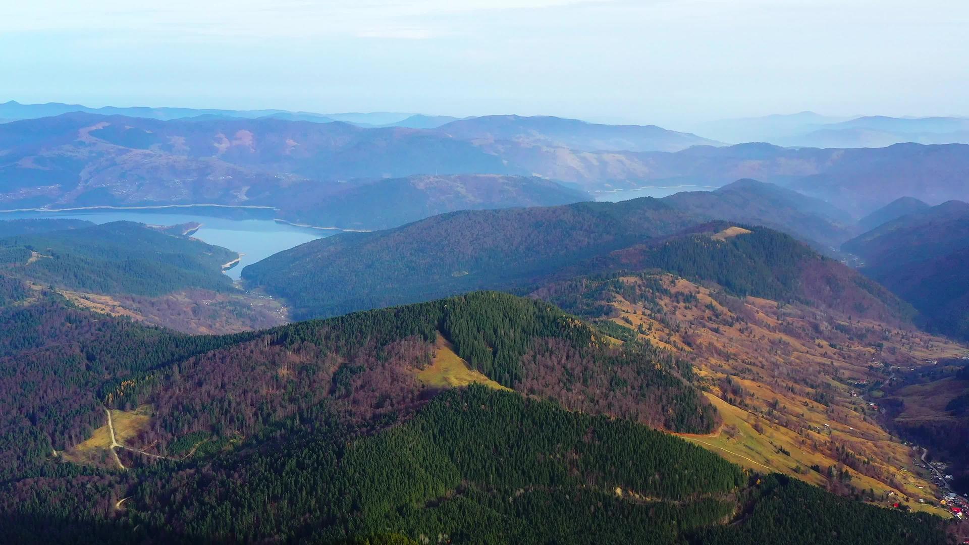 秋天的森林地貌在喀尔巴阡山脉的美丽山谷之上视频的预览图