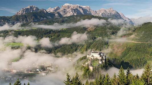 奥斯特里亚的Hhohenwerfen秋天城堡的大雾视频的预览图