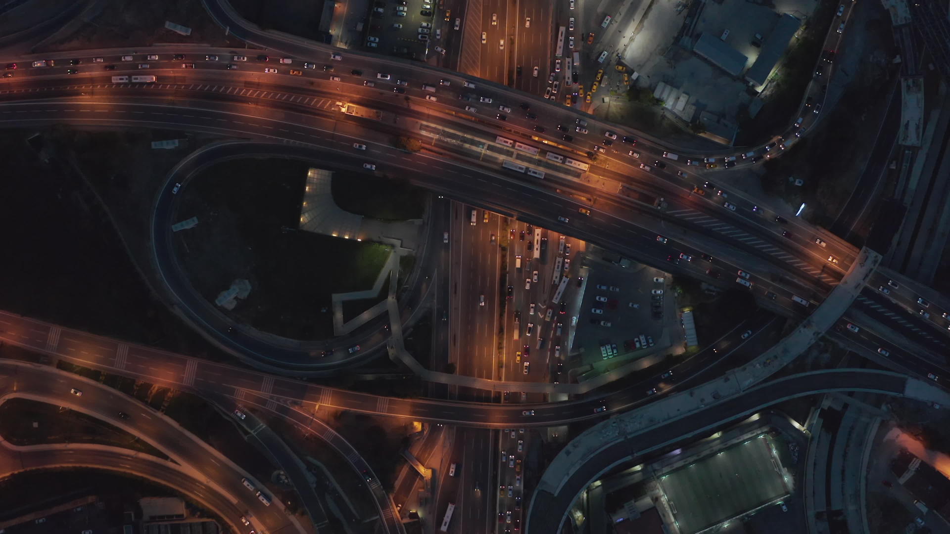 在空中建立一个巨大的高速公路交叉口的拍摄镜头位于伊斯坦布尔视频的预览图
