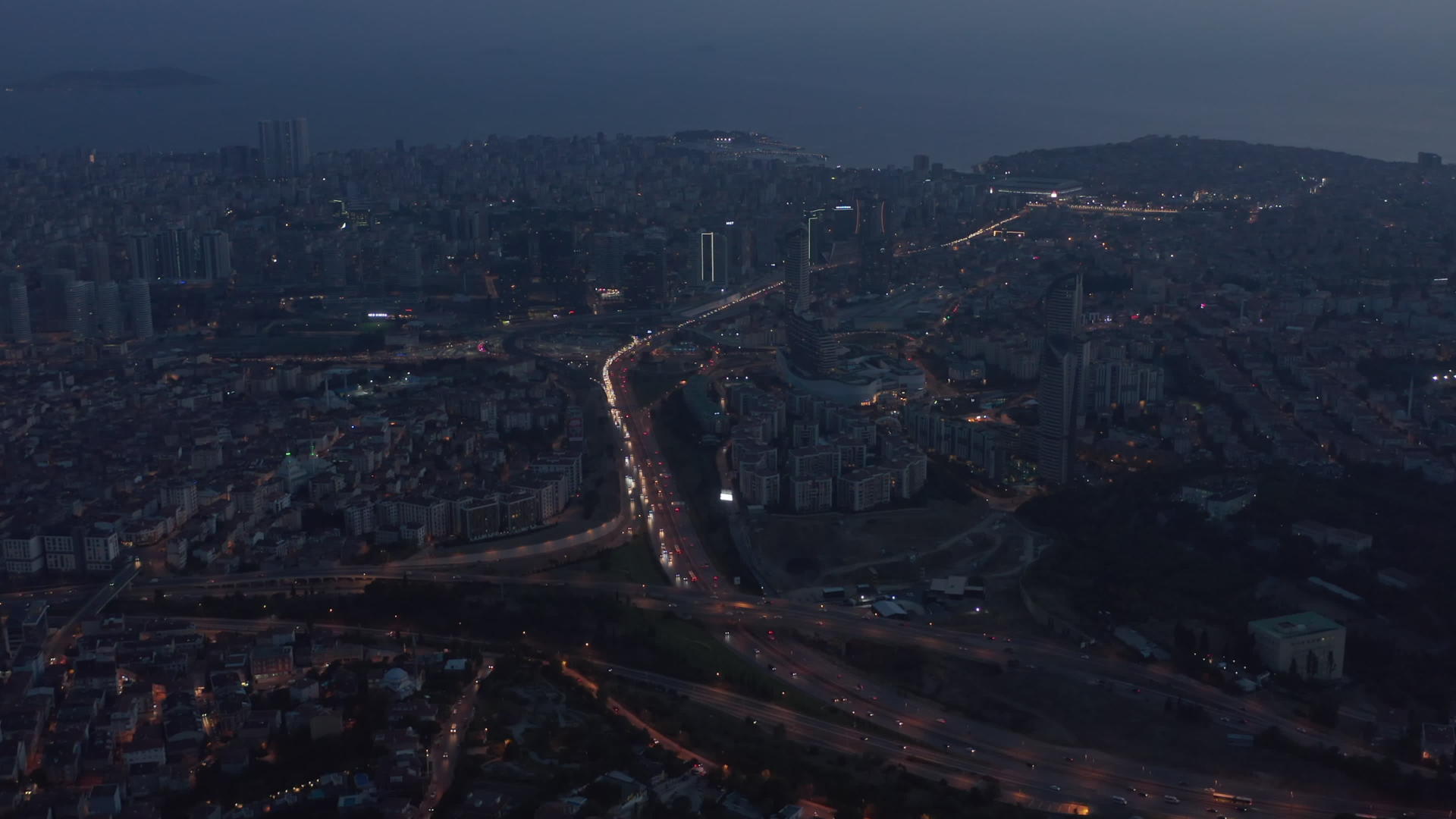 黄昏时分伊斯坦布尔新金融区的高速公路交通向下倾斜视频的预览图