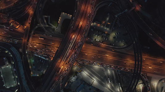 夜间多条高速公路的风景和交通堵塞在空中飞鸟眼4k视频的预览图