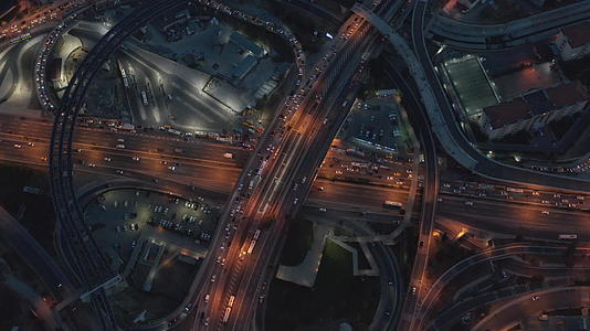 在伊斯坦布尔金融区k夜间高速公路与汽车交通视频的预览图