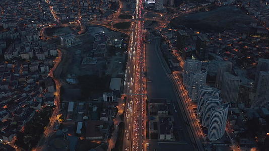 在Itanbul金融区的交通堵塞和红灯之间的无尽距离视频的预览图