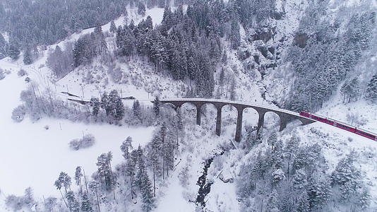 冬天水龙和火车在雪地里下雪从空中观察无人驾驶飞机视频的预览图