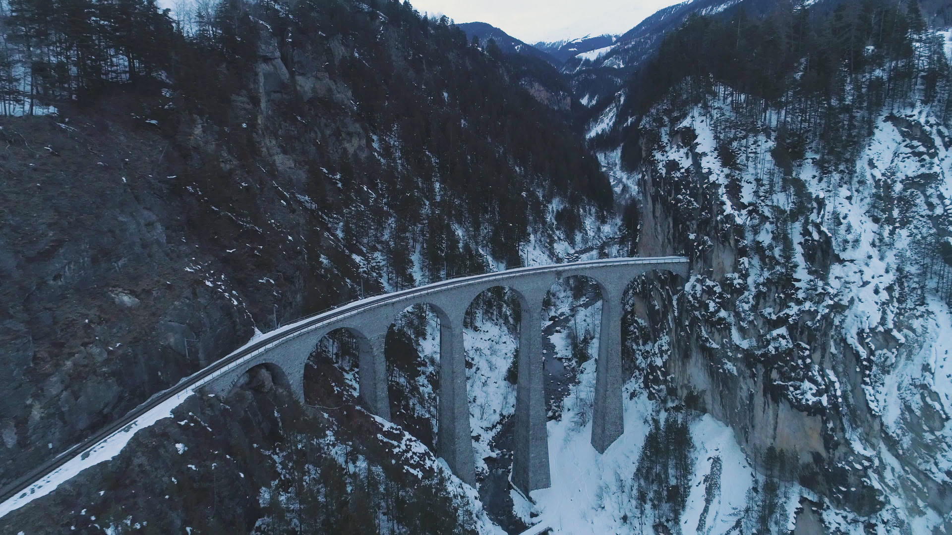 有铁路的Landwasser瑞士冬季高架桥和视频的预览图