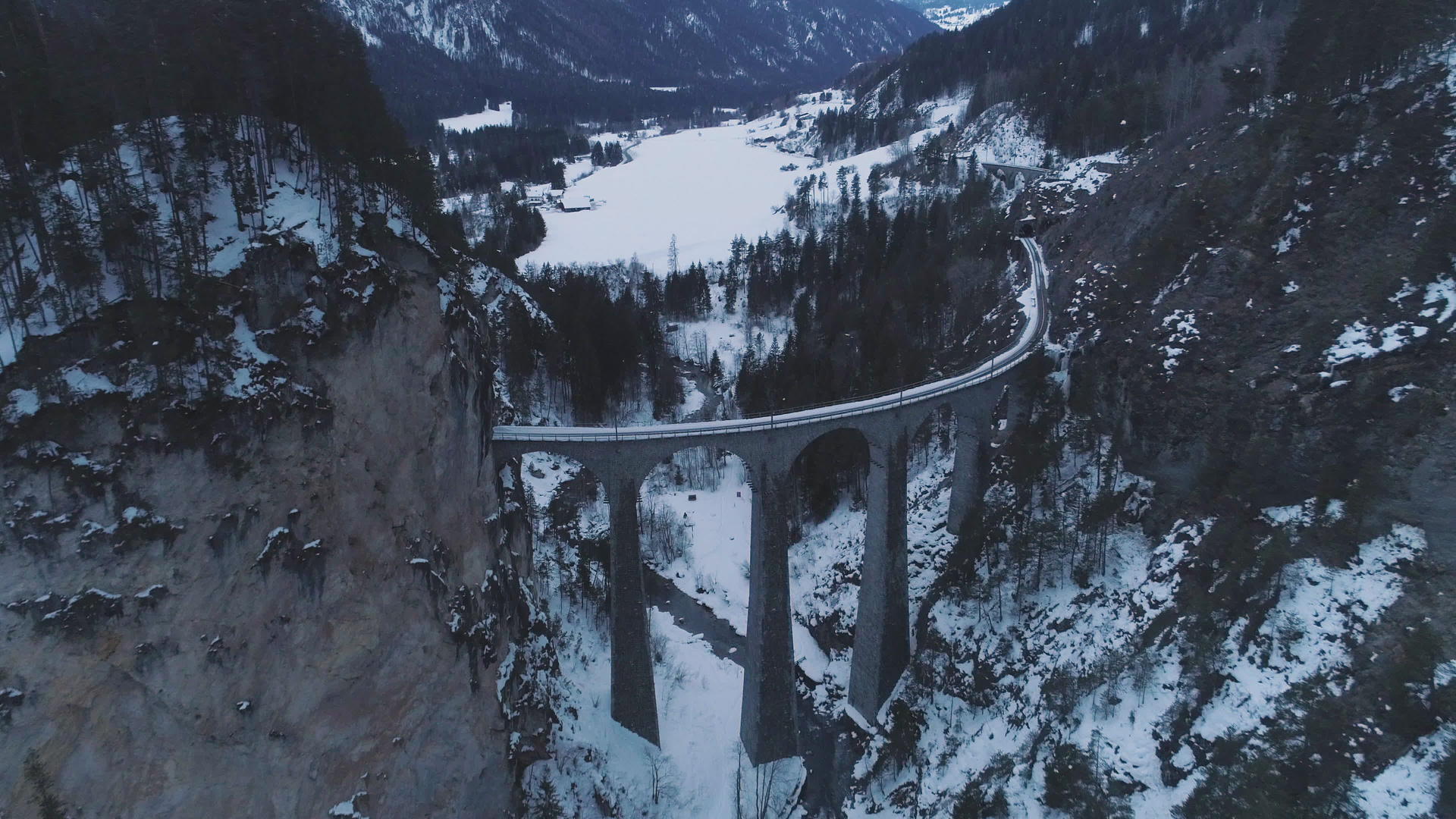 有铁路的Landwasser冬季高架桥和瑞士森林瑞士视频的预览图