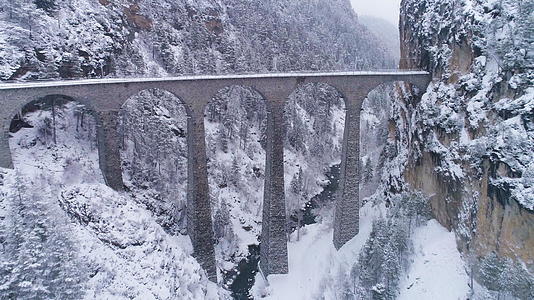 有铁路的Landwasser在瑞士高架桥在冬天下雪视频的预览图
