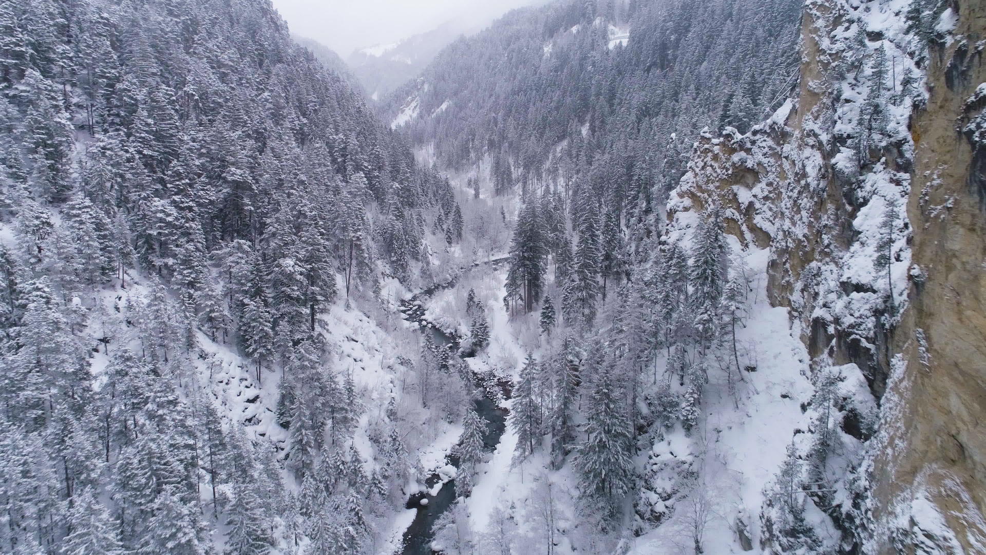 冬天下雪的时候观察休克泽兰陆地水龙头空气中的雪流观察山峡峡谷峡谷视频的预览图