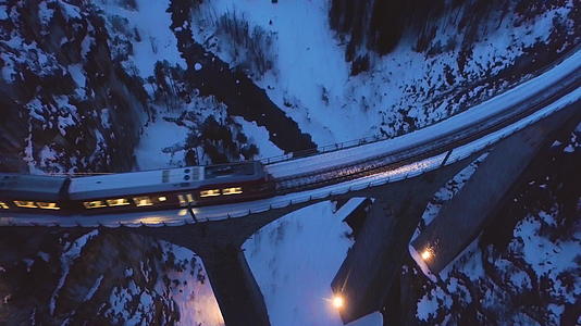 冬天的晚上有铁路和火车的陆地水龙头山峡在空中观察无人驾驶视频的预览图
