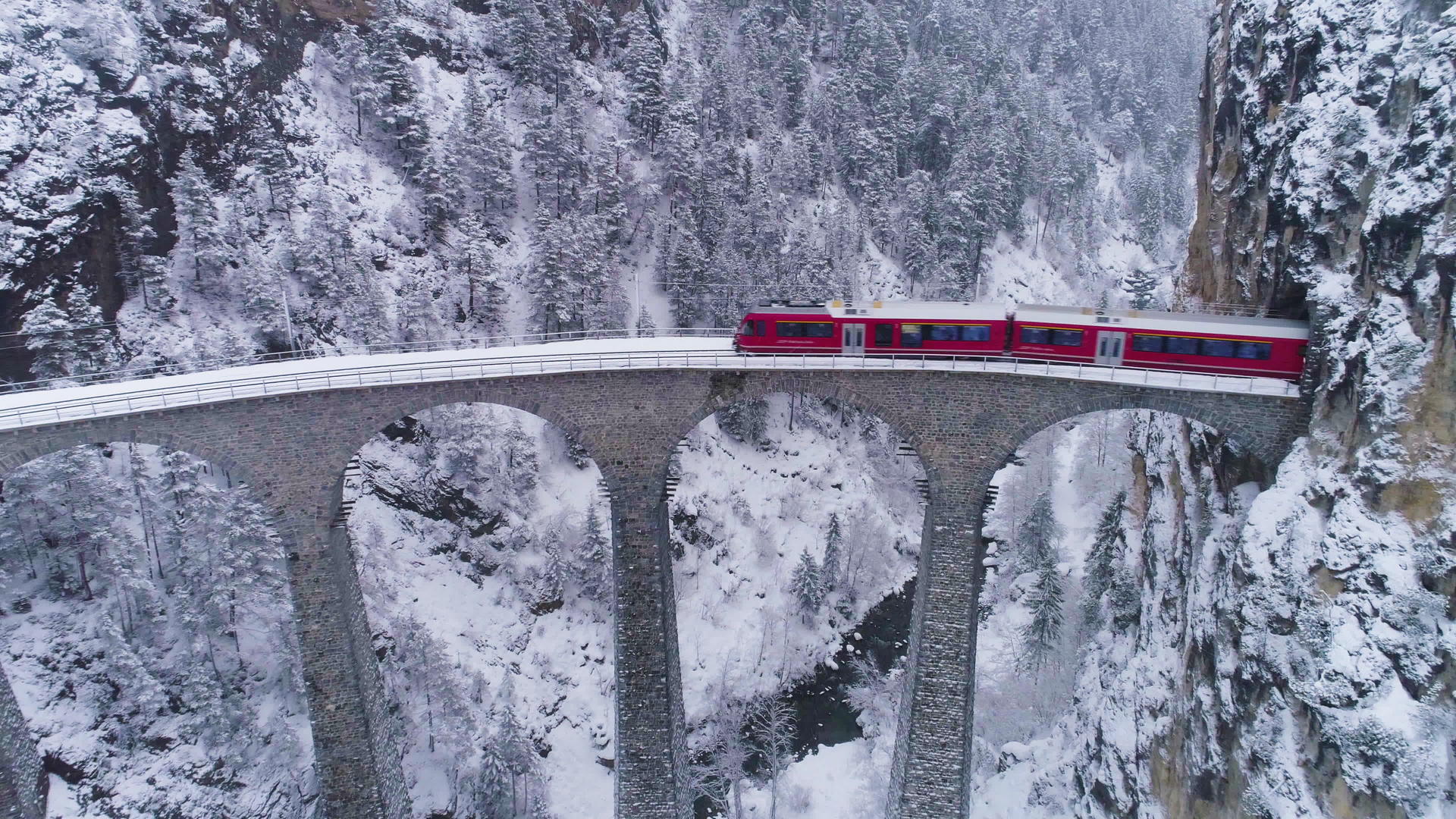 冬天有铁路和火车Landwasser瑞士高架桥下雪视频的预览图