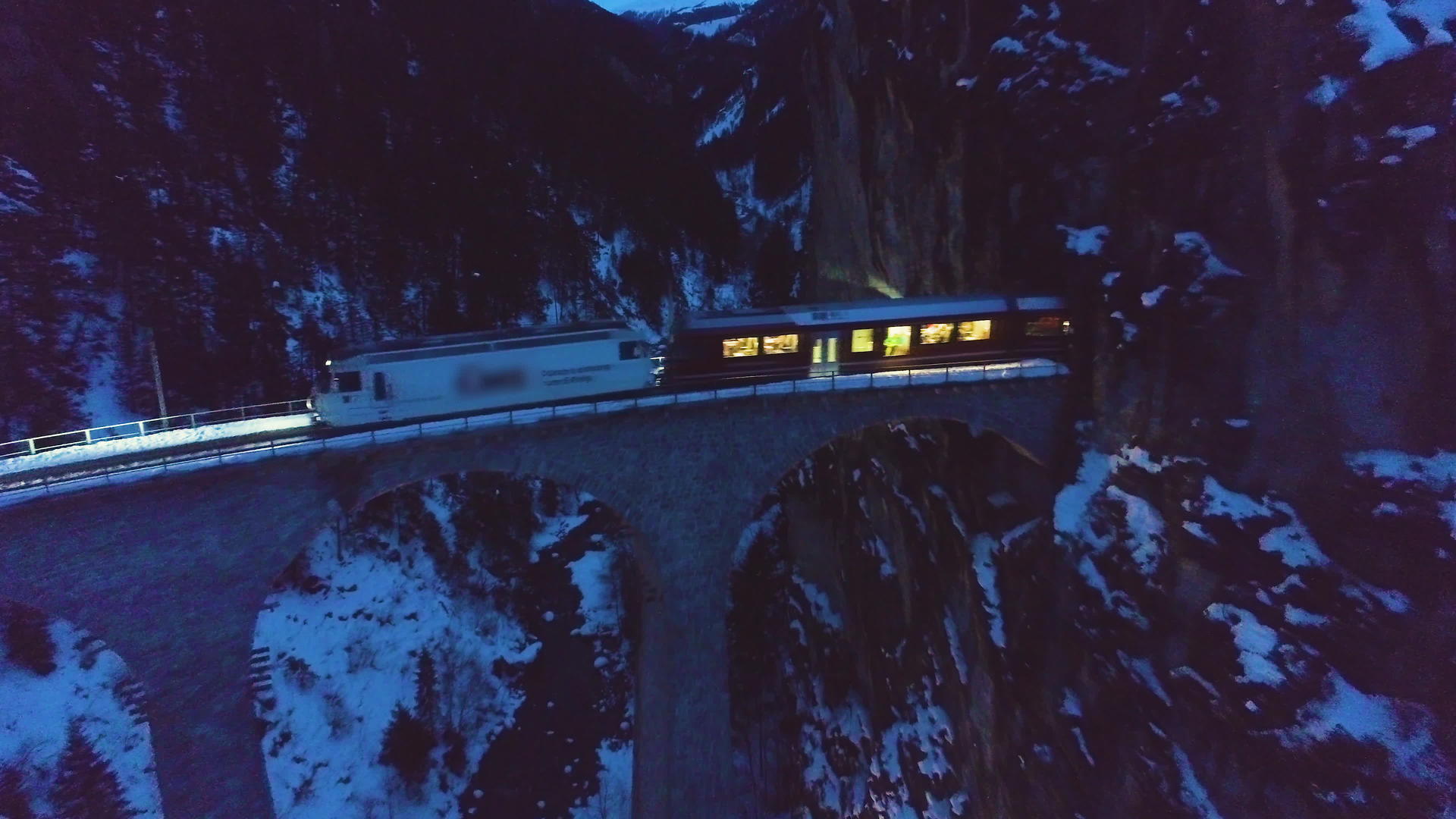 Landwasser高架桥、铁路和火车在冬夜视频的预览图