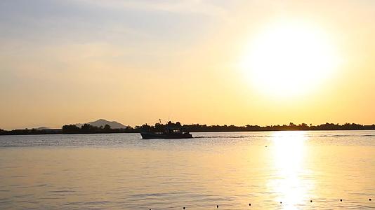 Khmer渔船在Kamppot驶往海上视频的预览图