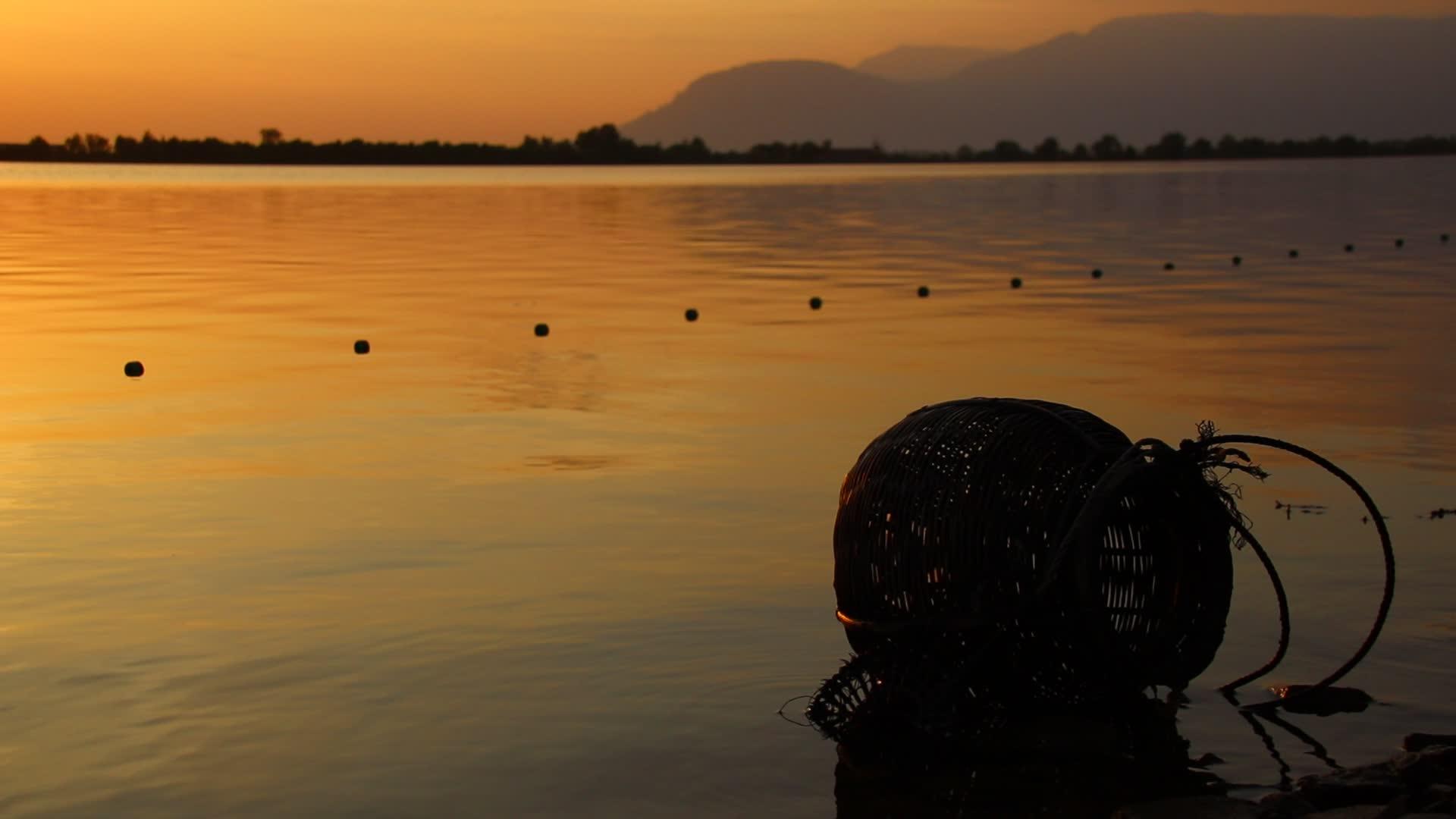 传统的鱼篮是在日落前编织的视频的预览图