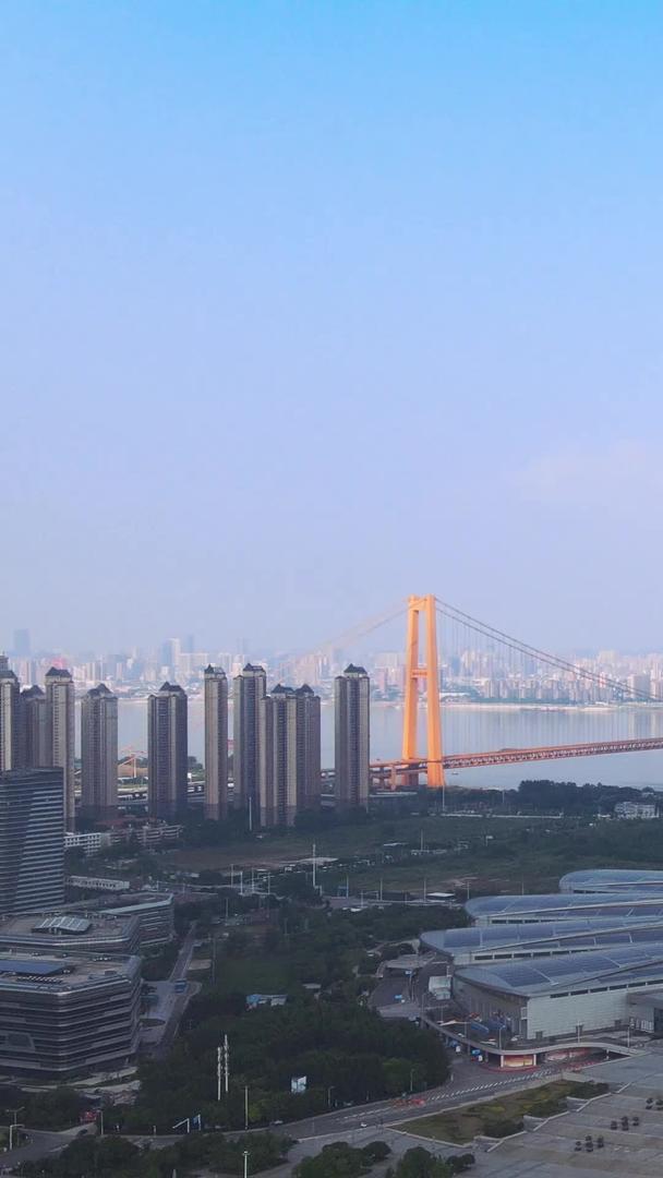 武汉国际博览中心航拍城市风光节能环保光伏电池屋顶全景素材视频的预览图