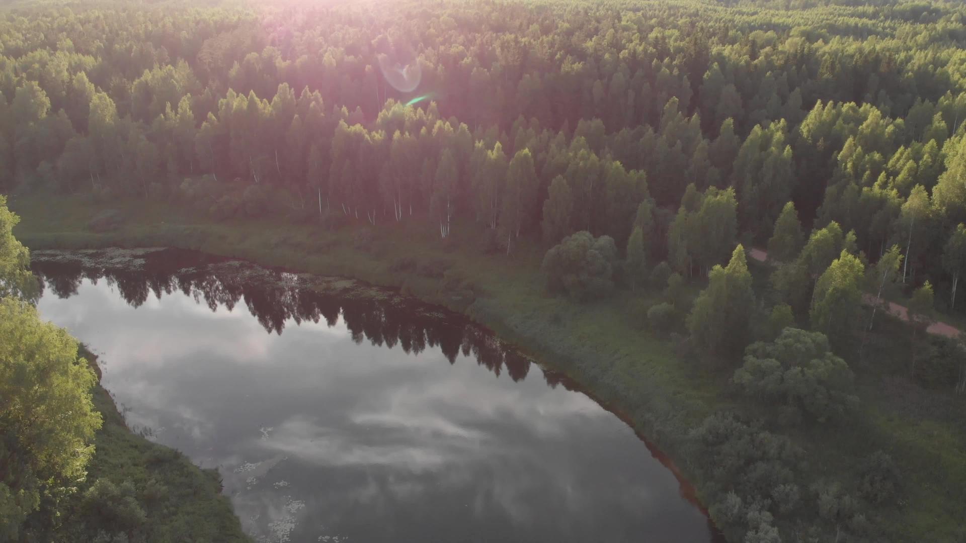 在美丽的日落中透镜照明和水天反射被用作沿河流向空中的标志视频的预览图