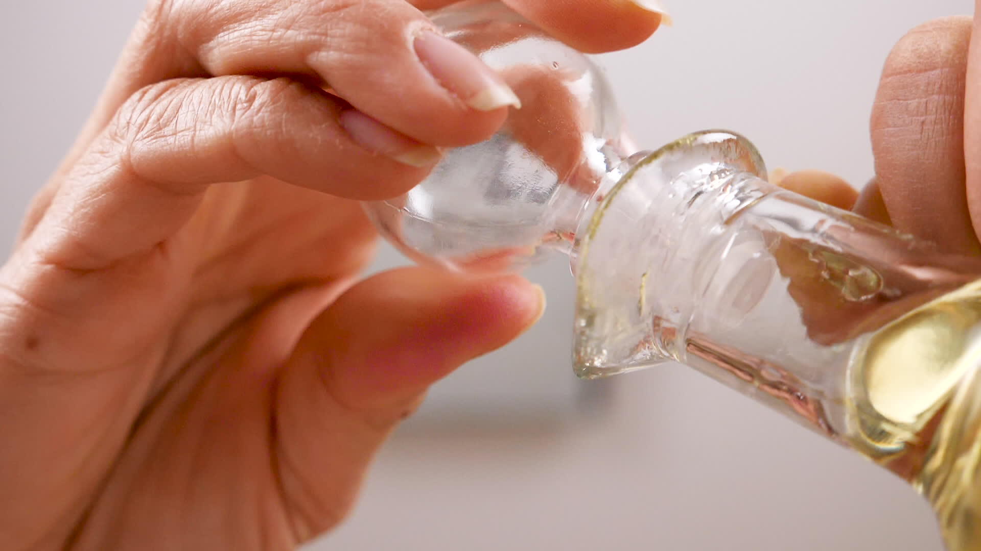 油和油滴在瓶子的下角打开视频的预览图